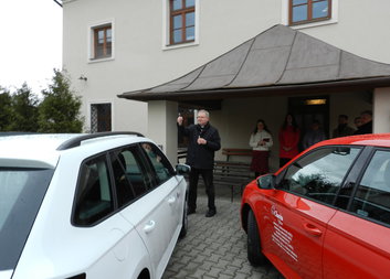 CHARITA VYŠKOV ZÍSKALA PRO SVOU ČINNOST DALŠÍ DVA OSOBNÍ AUTOMOBILY