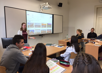 Dobrovolnice Emily zavítala za studenty na Arcibiskupské gymnázium do Kroměříže